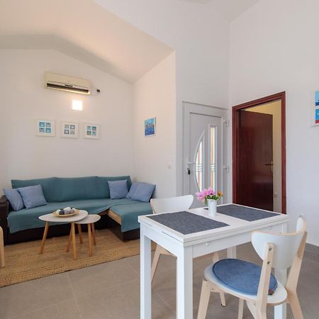 Apartment Tonka *Balcony & Partial Seaview! Крк Екстер'єр фото